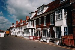 Most buildings along the quay seem to be in their original style and a few have the gardens. Some places are for boat builders, some are oyster and mussell dealers' shops.