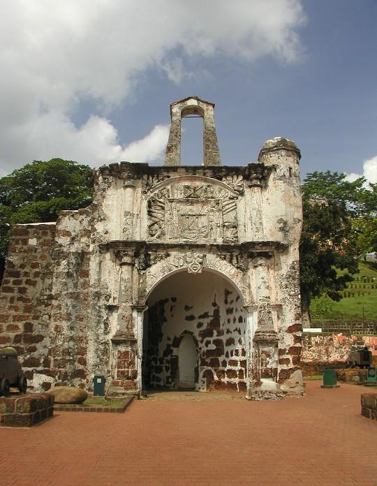 click somewhere in the middle of the fort...