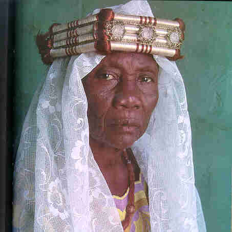 Madame Jobarteh, Suso's mother (Daniel Lain�)