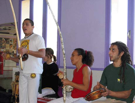 Professeur Coxinha et Sophya Benssi jouant du berimbau