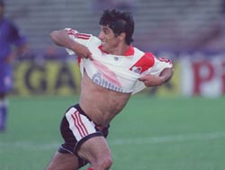 �lvarez convirti� 2 goles y fue la figura del encuentro