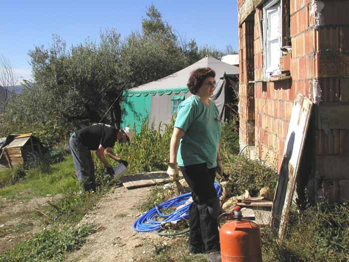 53-Madre-limpiando-ventanas-1