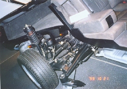Rear semi-trailing arm suspension of a BMW 750i E32.