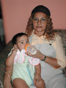 Abuelita mientras le arreglaban el pelo a mami