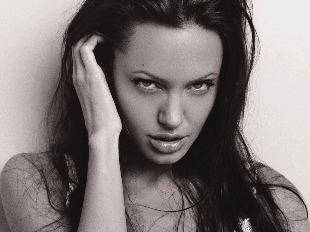 Angelina_Jolie_bad.jpg 82.7K