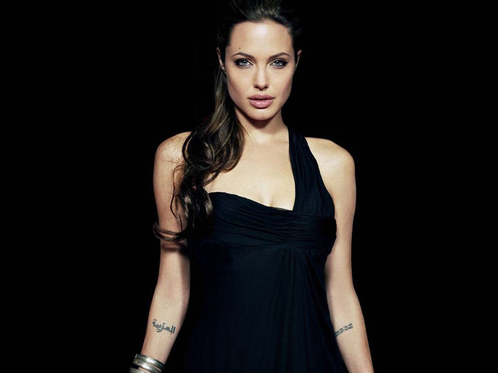 Angelina_Jolie_black.jpg 33.7K