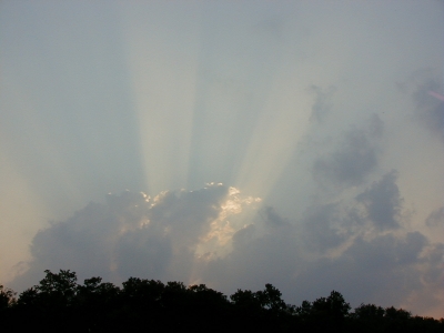 cloudsrays.jpg (66376 bytes)
