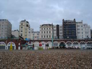youth hostel gezien vanaf het strand