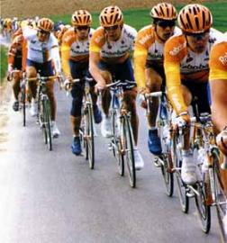 Il treno Rabobank sulle strade della Roubaix