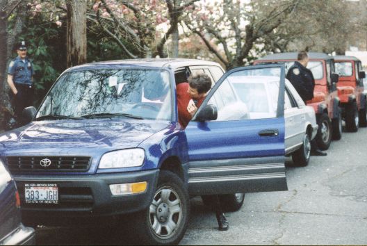 romalee_doc_service_stepping_into_car_2001_04_07_528x354.jpg (46343 bytes)