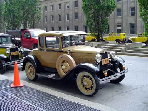 An old car (Un viejo auto)
