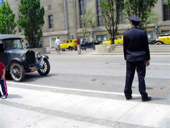 The Street and the Policeman (La calle y el polic�a)
