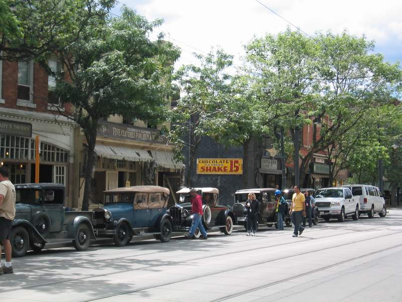Filming on Queen Street East (Filmando en la calle Queenn East)