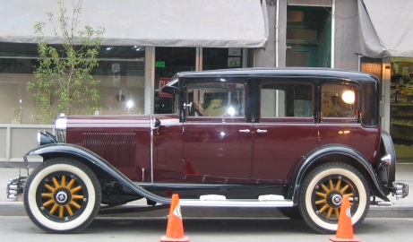 Maroon Car (Auto bord�)