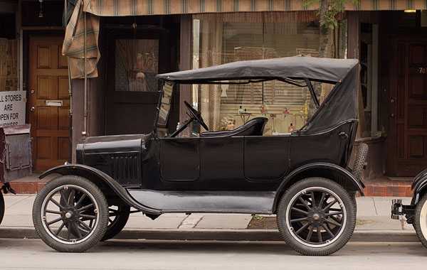 The Beautiful Old Car (El hermoso auto antiguo)