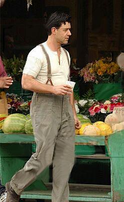 Russell is taking a break during the shooting (Russell en una pausa de la filmaci�n)