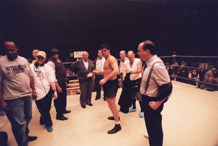 The production's team on the ring (El equipo de producci�n en el ring)
