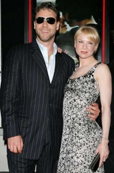 Actors Russell Crowe and Renee Zellweger pose for photographers as they arrive for the premiere of Universal Pictures' 'Cinderella Man' in New York, June 1, 2005 (Los actores Russell Crowe y Renee Zellweger posan para los fotógrafos en el estreno de CM en New York)