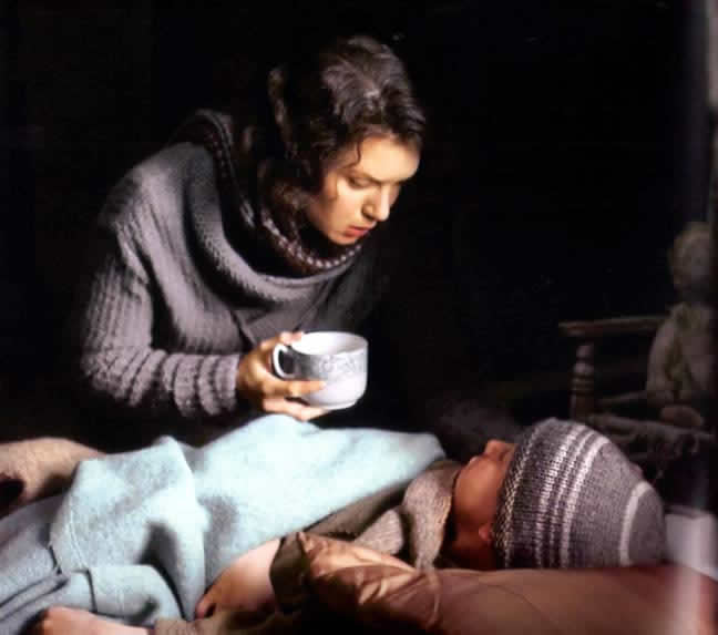 Mae is taking care of one of her kids (Mae est� cuidando a uno de sus hijos)