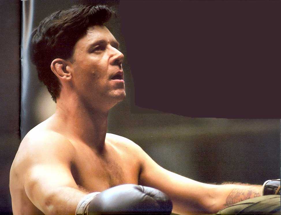 Braddock looking at the crowd (Braddock mirando a la multitud)