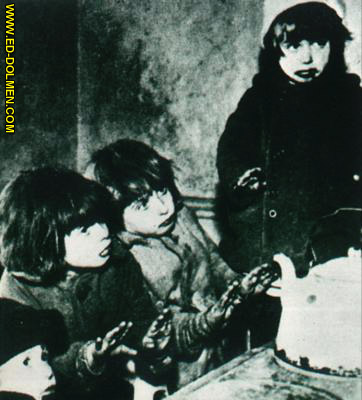 Ni�os de un barrio obrero durante la depresi�n,1930 ( Kids from a Shanty town during the Depression, 1930)