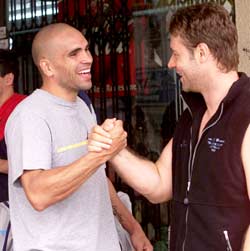 Mundine y Crowe en Surry Hills Caf�, Marzo 2004  (Mundine and Crowe at Surry Hills cafe, March 2002)