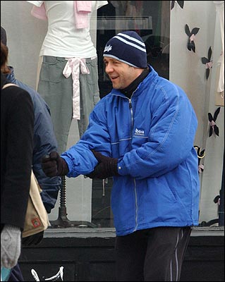 Demonstrated the lasting effects of his recent shoulder injury Toronto, March 23 2004 (Demostrando los resultados de su �ltima cirug�a, Toronto, 23 de Marzo de 2004)
