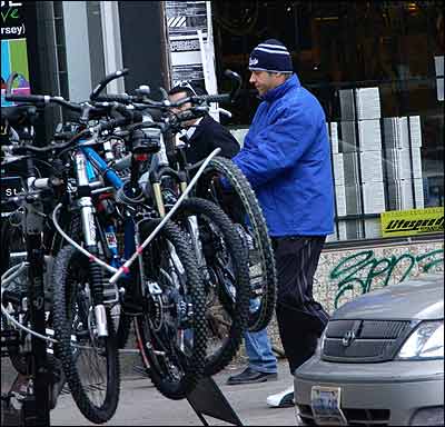 Checked out a bicycle shop in Toronto, March 23 2004 (Revisando en una bicicleter�a de Toronto, 23 de Marzo de 2004)