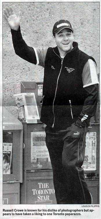 Russell salutes to the paparazzi (Russell saluda a los paparazzi)