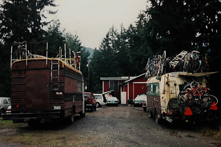 2_buses_rear.JPG (60107 bytes)