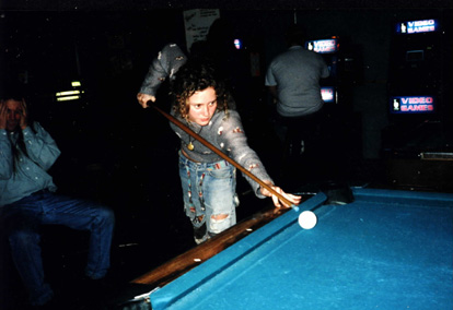Gina_pool.JPG (40141 bytes)