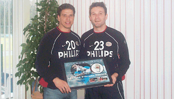 Patrick Lodewijks en Ronald Waterreus met de cheque voor stichting Pantera