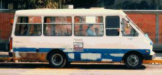 Los microbuses o peseras 
cada d�a estan m�s de acuerdo 
con el paisaje an�rquico 
de nuestra metr�poli capitalina
