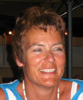 ANKE. Bedachtzaam. Berekent razendsnel onze schulden en tegoeden. Dance Classic.