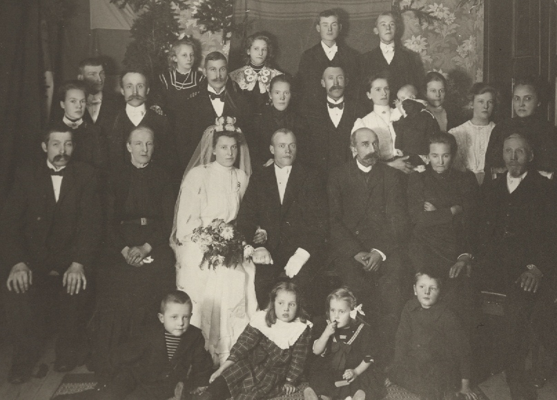Brudparet p bild r Amelie Johannesdotter och Alfred Olofsson den 28/11 1908 i V. Snnarslv