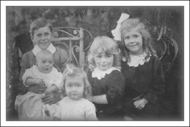 Macdonald Family (1913)
