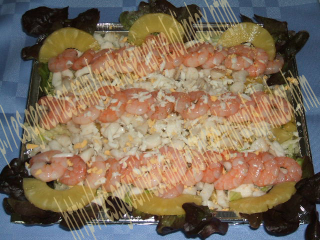 C&oacute;ctel de gambas y rape: Gambas, rape, lechuga, pi&ntilde;a, hoja de roble, salsa rosa