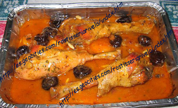 Muslos de pavo rustidos y acompa&ntilde;ados de ciruelas, pasas,  pi&ntilde;ones y orejones