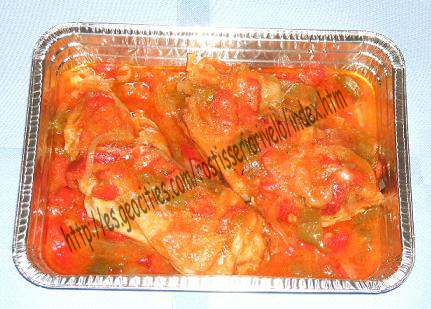 Pies de cerdo con xanfaina, cebolla, pimiento verde, pimiento rojo y salsa de tomate.