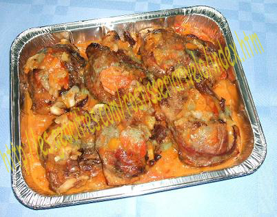 Galtas de cerdo braseadas con cebolla, zanahoria, puerros, apio y tomate.