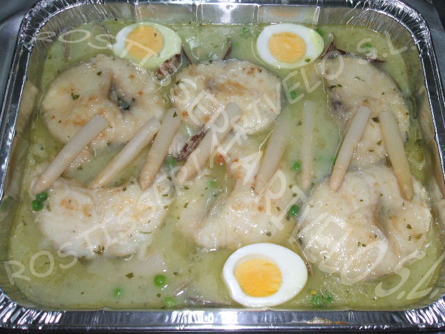 Merluza en salsa verde: Merluza, esp&aacute;rragos, guisantes, huevo y salsa verde