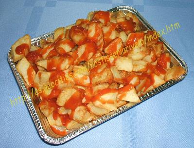 Patatas con salsa brava y mahonesa.