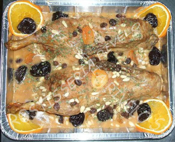 Pato a la naranja con ciruelas, pasas pi&ntilde;ones y salsa de naranja
