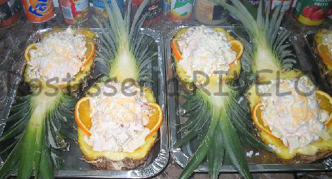 Pi&ntilde;as rellenas con ensalada de pasta con frutas, pescado, marisco y salsa rosa.
