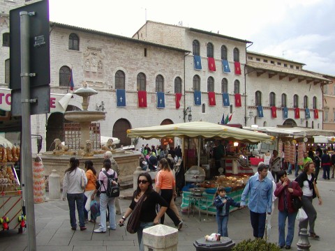Market in Piazza del Comune