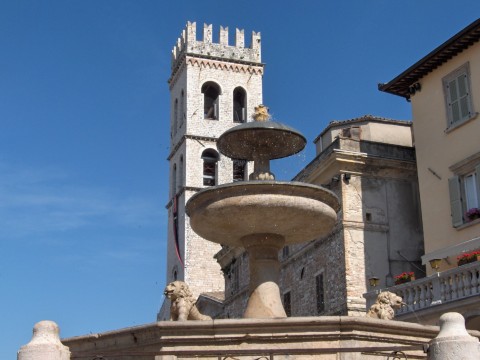Fountain in Piazza del Comune