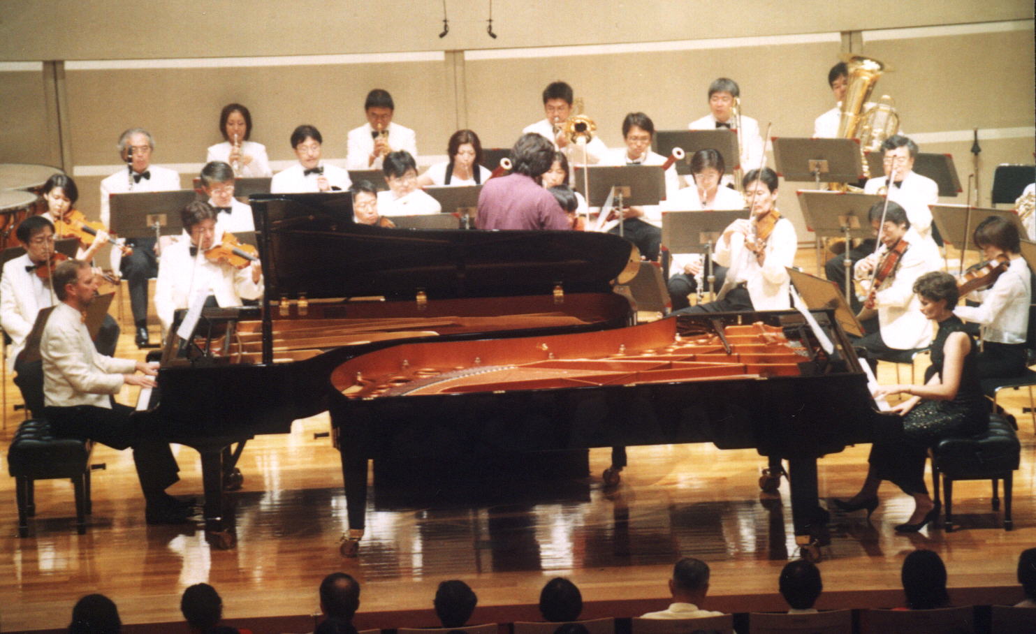 Opening the 2002 Kusatsu Festival, Japan, with Poulenc's Double Concerto (with Wendy Hiscocks & the Gunma Symphony Orch, cond. Kimbo Ishii-Eto). Photo: Hiroshi Isaka