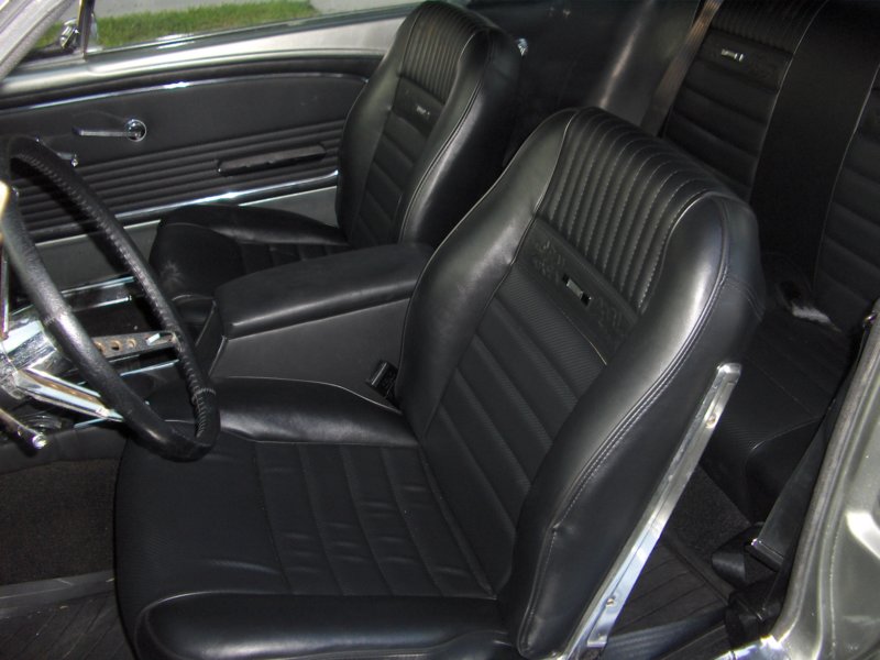 driversseatblackvinylwithcarbonfiberlookinserts.jpg