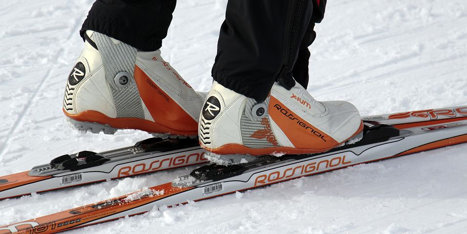 skis