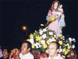  A r�plica em resina de SantAna est� nas cminhadas das comunidades. Foto Rog�rio Torquato, julho/2004 